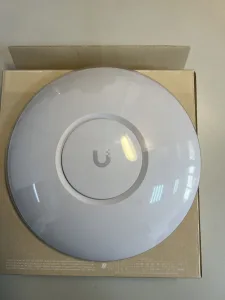 Точка доступа Ubiquiti UniFi 6+, AP 1 порт GbE RJ45, диапазоны 2,4 и 5 ГГц, 802.11a/b/g/n/ac/ax 